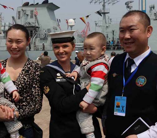 多国舰艇全部开放 青岛军迷排队参观