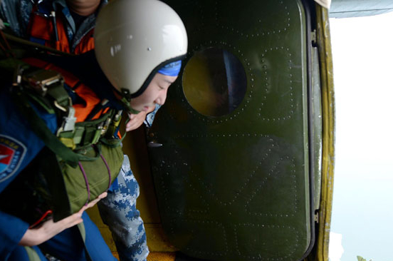 空军女飞海上跳伞
