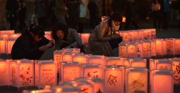 日本民众点亮纸灯纪念大地震四周年