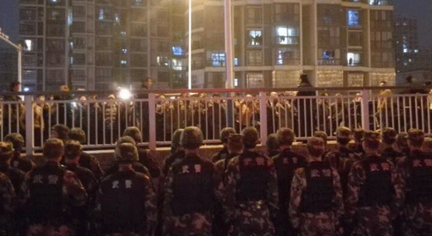 安徽男子持枪劫持17人质与警方对峙8小时后缴械