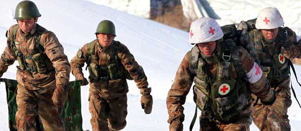 实拍我军战地卫勤救援演练