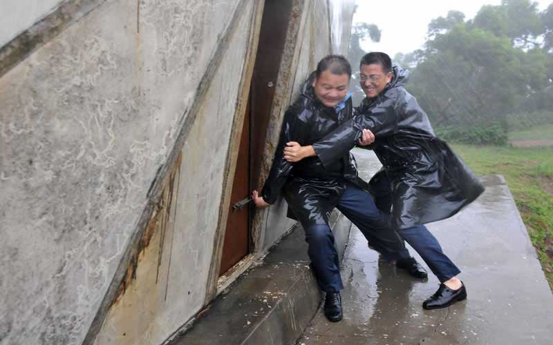 余红春作品：台风来临的日子