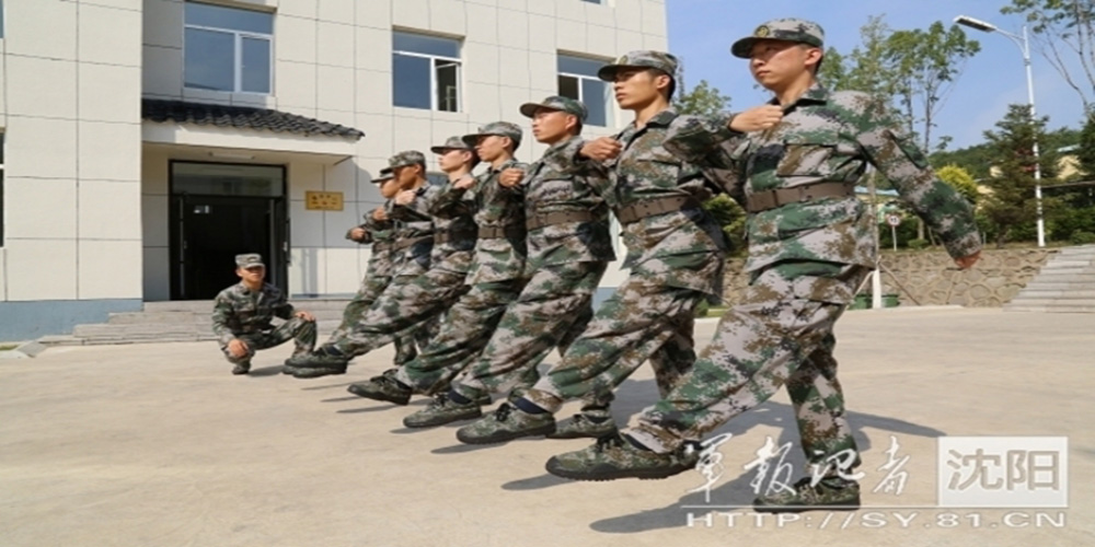 沈阳军区&ldquo;雷锋团&rdquo;百名新兵向家人报平安