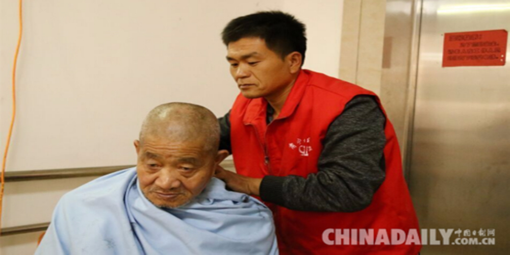 肃宁县爱心公益协会慰问敬老院老人