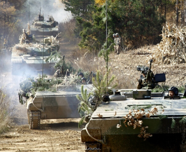 解放军大批重装出动