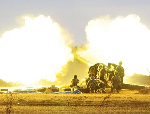 解放军重炮群风雨中首发命中