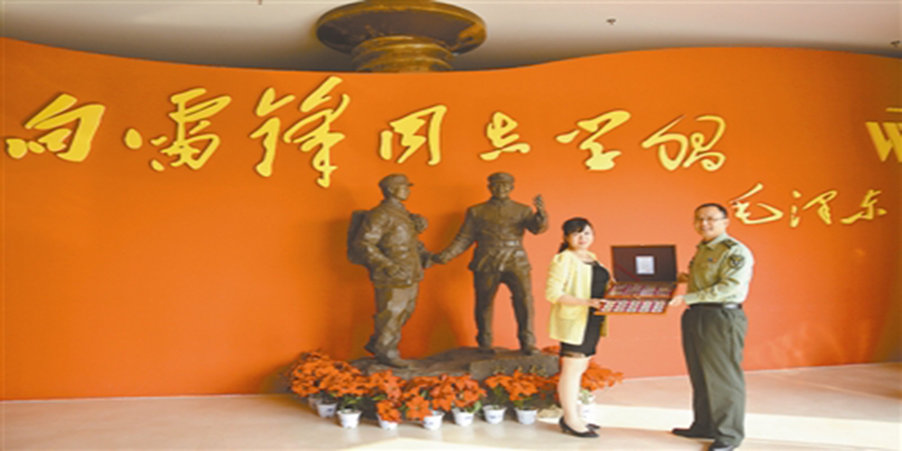 阅兵纪念章赠给&ldquo;编外雷锋团&rdquo;