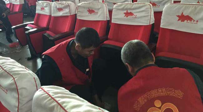 维修雷锋座椅，传递雷锋精神