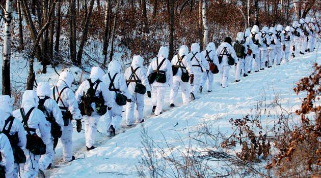 Border defense soldiers conduct training in severe cold