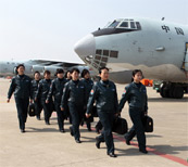 空军女飞驾伊尔-76超帅