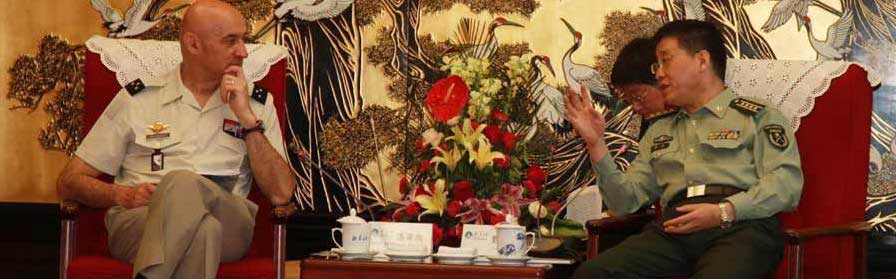 新华社解放军分社社长贾永会见法国军事新闻代表团