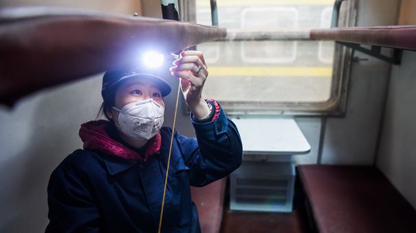 铁路&ldquo;针线姐&rdquo;刘笑红：双手布满老茧