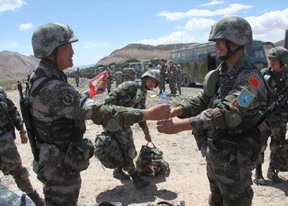 图片记录：&ldquo;和平使命&mdash;2012&rdquo;演习中方部队机动途中