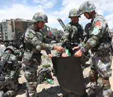 官兵在野外就餐结束时清理垃圾