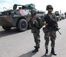 官兵正在进行宿营休息时警戒