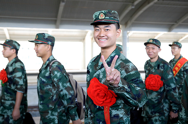 內蒙古邊防首批新兵入營 40%是大學生
