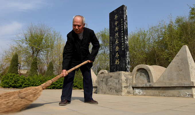 七旬老人守护无名烈士英灵