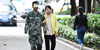 英雄杜富国：&ldquo;你退后，让我来！&rdquo;