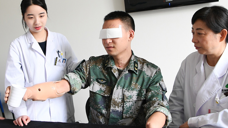 记陆军某扫雷排爆大队英雄战士杜富国