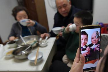战&ldquo;疫&rdquo;夫妻一家的隔空团聚