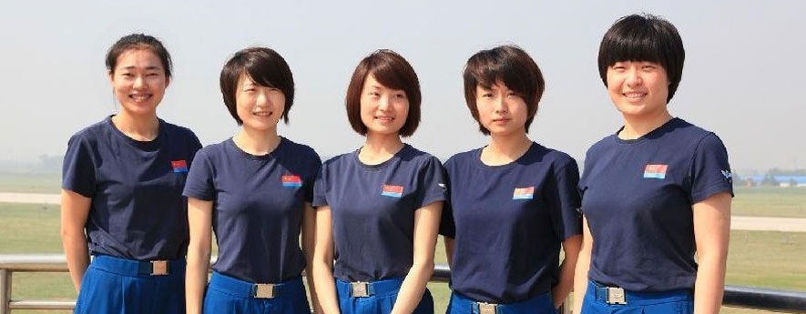 空军女飞行员驾驶歼－10战机首次单飞