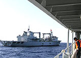&ldquo;微山湖&rdquo;舰对&ldquo;郑和&rdquo;舰进行油水补给