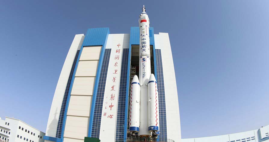 图片直击：神十船箭组合体转运至发射区