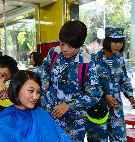 中国海军首批10名藏族大学生女兵亮相
