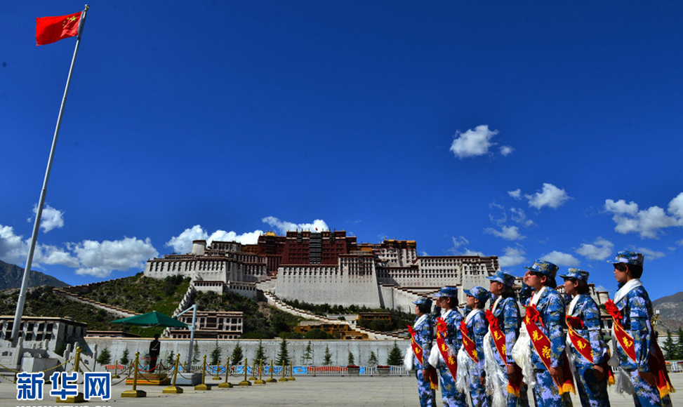 中国海军首批10名藏族大学生女兵亮相