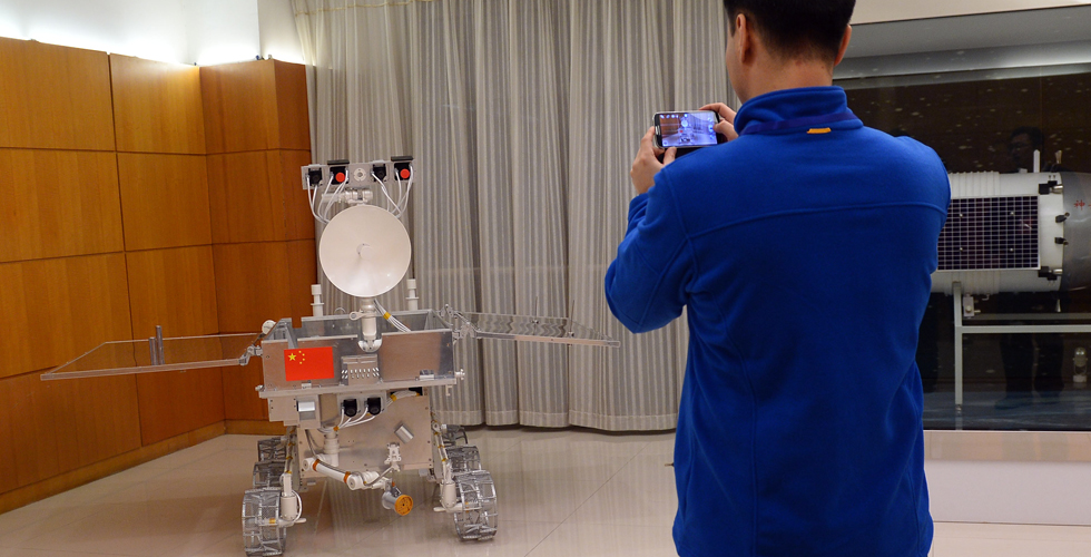 北京飞控中心里的“玉兔”