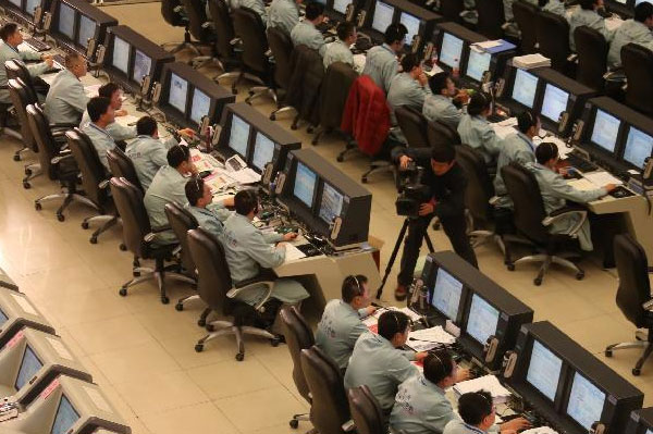 飞行控制中心工作人员在监控嫦娥三号落月过程