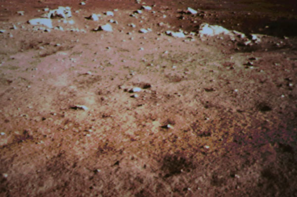 嫦娥三號探測器監視相機傳回的月球表面照片