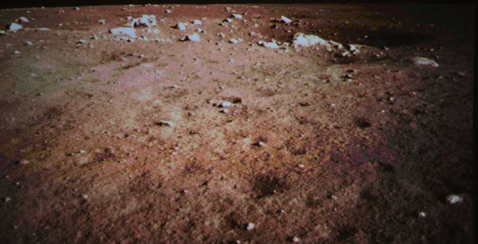 嫦娥三号探测器监视相机传回的月球表面照片