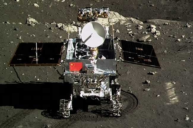 嫦娥三号着陆器和巡视器成功互拍 五星红旗闪耀月球