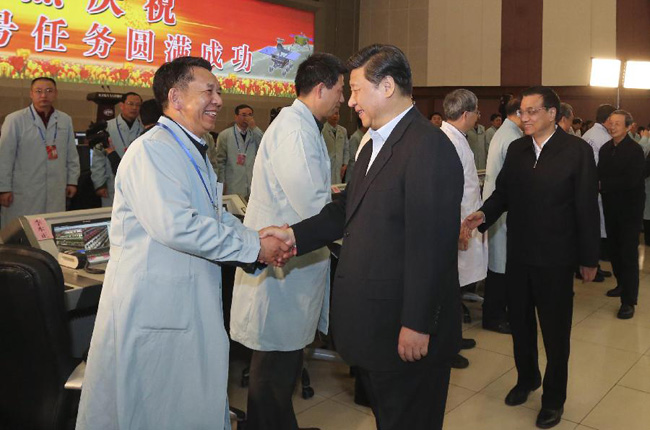 习近平李克强到北京航天飞行控制中心观看嫦娥三号着陆器巡视器互拍成像