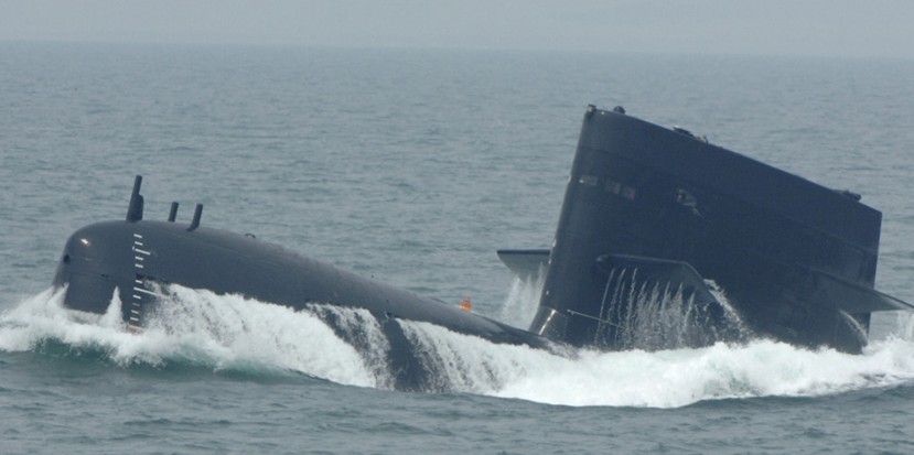 高清：中国海军曝新型潜艇照 如鲨鱼窜出海面