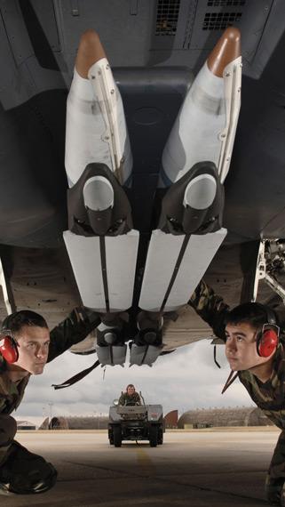 专家：中国须研网络化微小武器 战机可空中充电