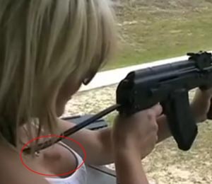 姑娘试射AK弹壳落进内衣