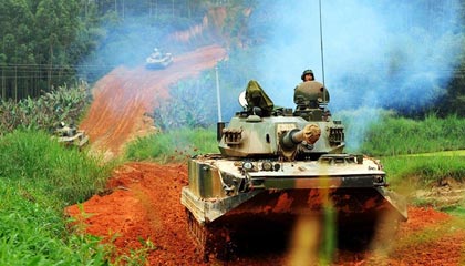 裝甲旅復雜地形駕駛訓練