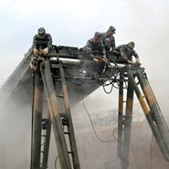 实拍解放军架设“大块头”自动化钢桥