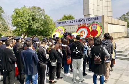 清明时节各地群众广泛参与缅怀先烈活动