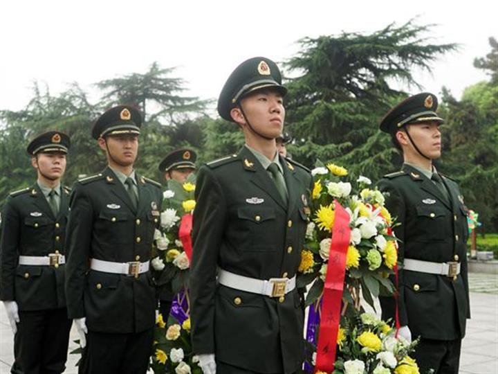 国防科大学员悼念凉山森林灭火中牺牲的30名烈士