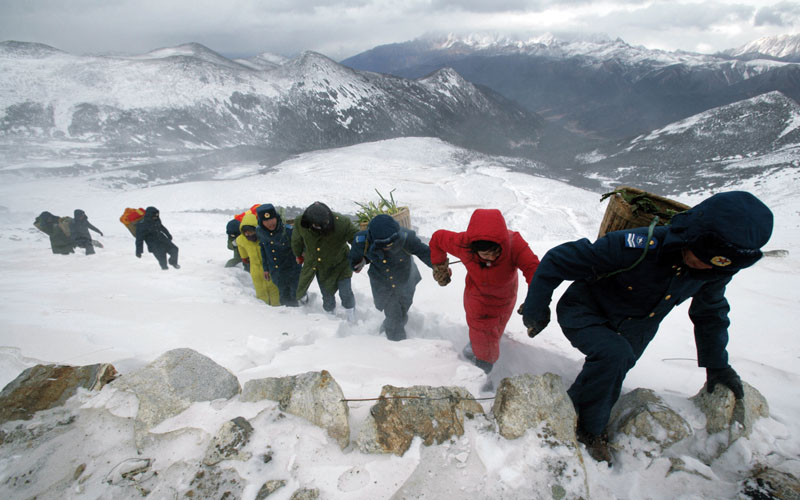 劉應華作品：擁抱，在海拔5137米的雪山之巔