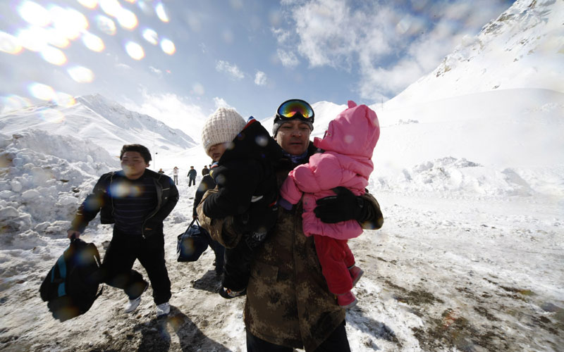 李翔作品：新疆军区塔城、阿勒泰地区特大暴雪灾害救灾纪实