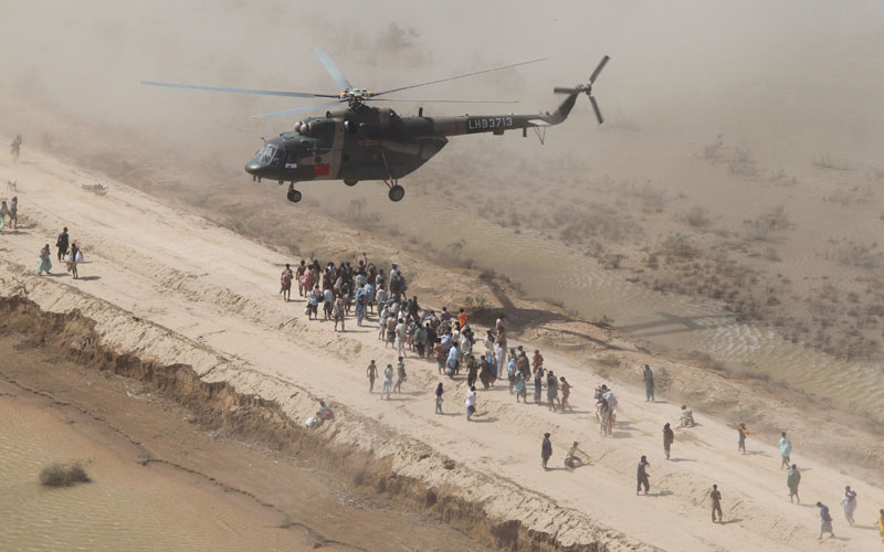 李翔作品：中国直升机救援队赴巴人道主义救援