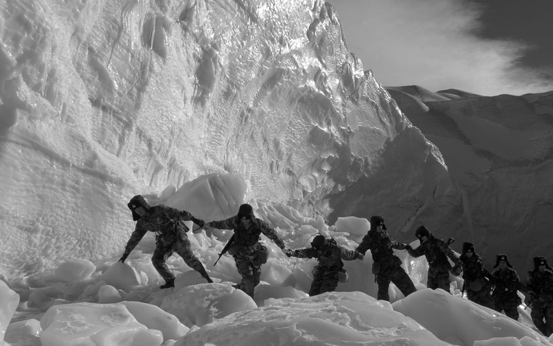 向文军作品：翻越冰塔林