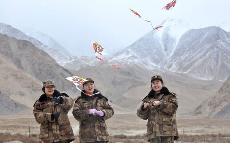 向文军作品：高原仨女兵