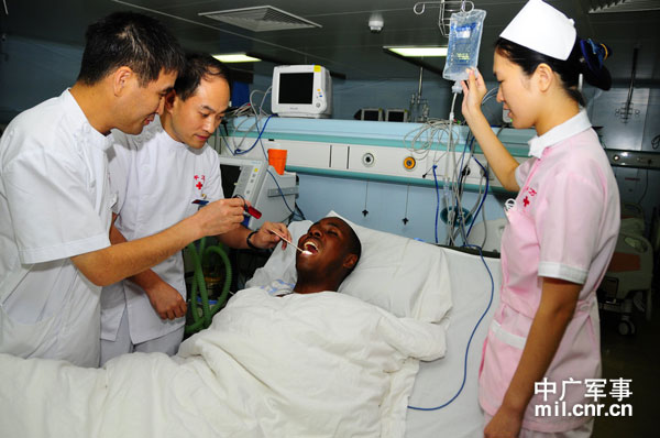 中国海军&ldquo;和平方舟&rdquo;首次为外军实施手术