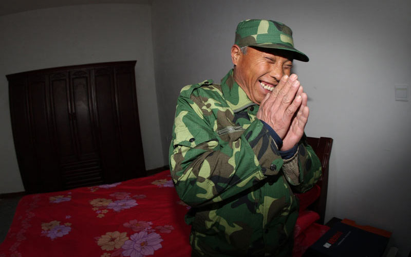 张雷作品：英雄父母喜迁新居