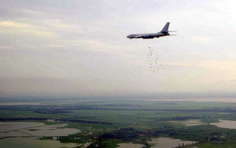 余红春作品：航空兵某团低空轰炸训练